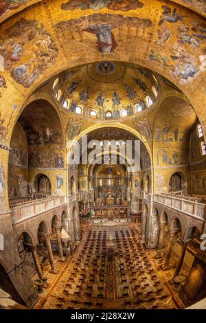 Venedig, Italien - 1. Juli 2021: Goldenes Wandmosaik im Markusdom oder San Marco`s Venedig. Es ist das Wahrzeichen Venedigs. Stockfoto